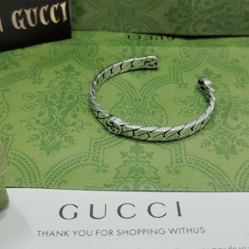 G*u*i bracelets